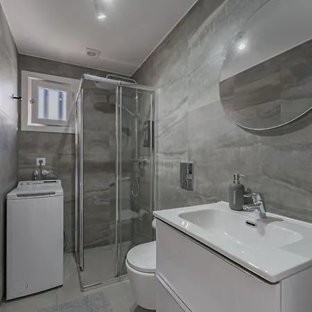 Апартаменти Ocean View In Park Royal I *